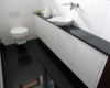 meble łazienkowe szafka pod umywalkę biały matowy blat kamienny czarny